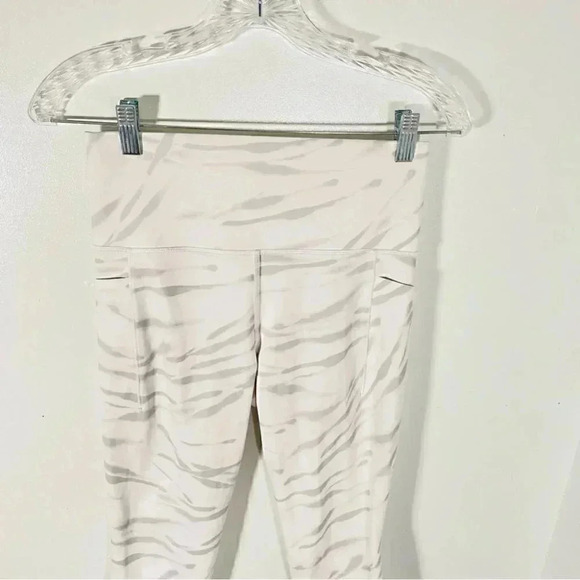 Athleta Salutation Stash Pocket II Zebra 7/8 Tight Leggings Activewear - Picture 4 of 6